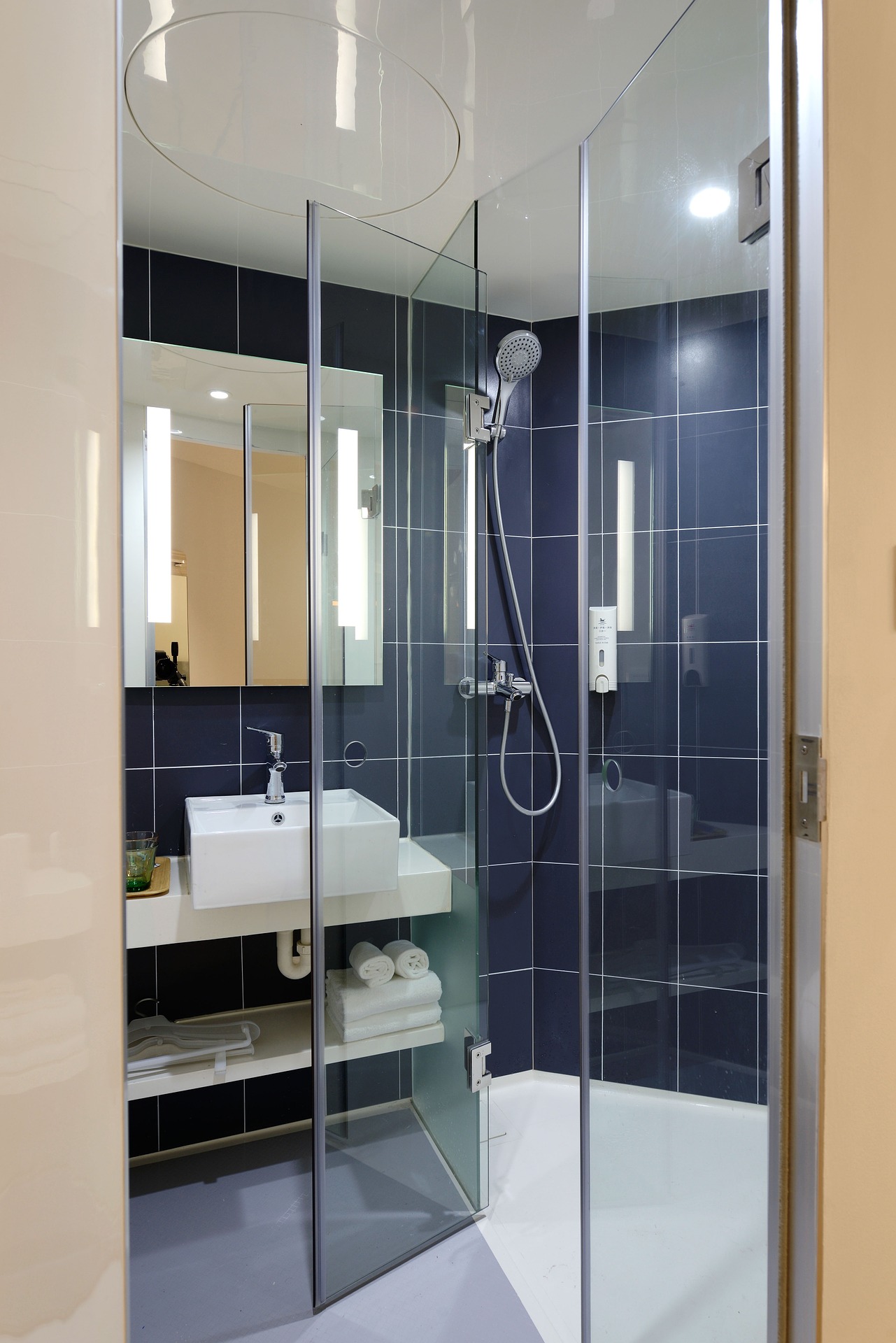 A Frameless Swinging Shower Door Hinged From The Stationary Panel Which Closes Against A Large Return Glass Shower Door Hinge Shower Doors Swinging Shower Door